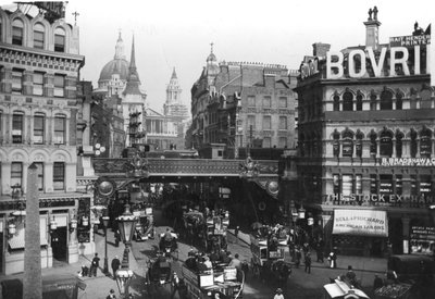 Vista di Ludgate Circus, con la Cattedrale di San Paolo dietro da English Photographer